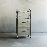 美容室にあるベージュグレー色3段引き出しウッドワゴン