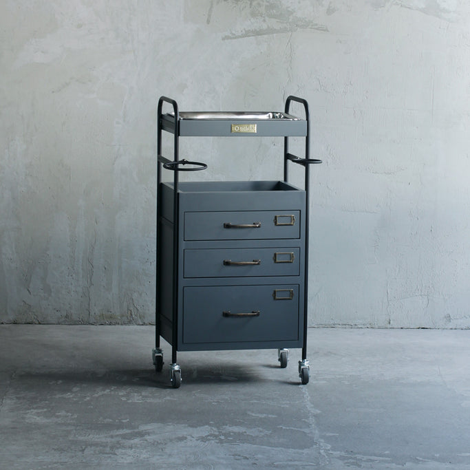 美容室にあるおしゃれなブラウン色3段引き出しウッドワゴン