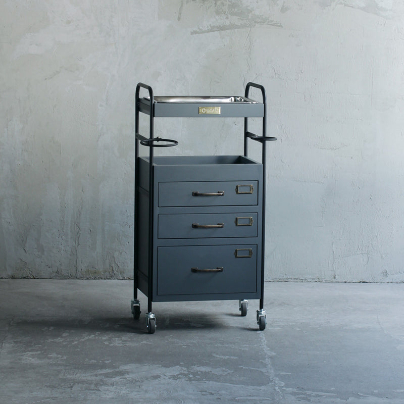 美容室にあるおしゃれなブラウン色3段引き出しウッドワゴン