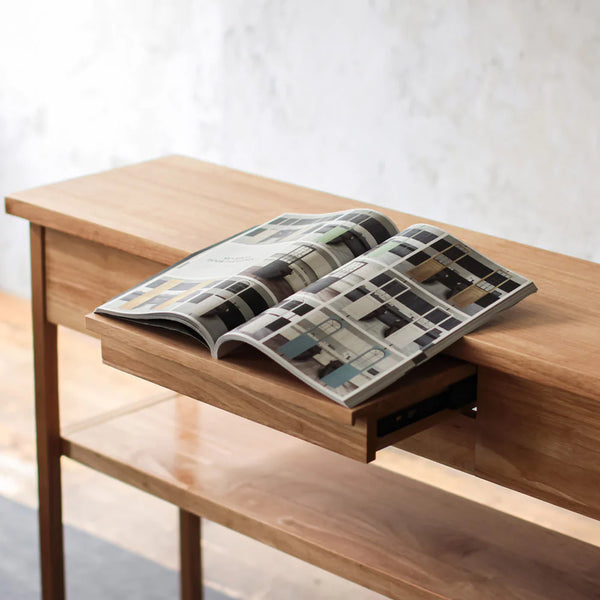 くつろぎの時間を快適にするブックトレイ付