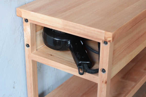 両サイドにドライヤーなどを置ける収納棚付