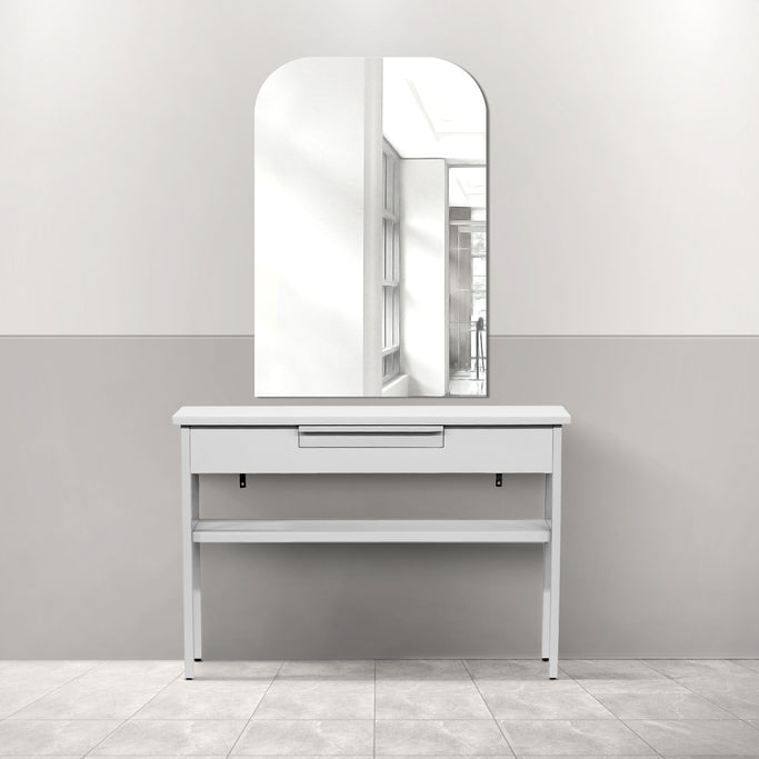 サロンにあるフレームレスアーチミラーとホワイトコンソール