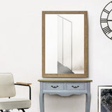 サロンにあるナチュラルウッド色ウッド調 壁面ミラーとコンソールとスタイリングチェア