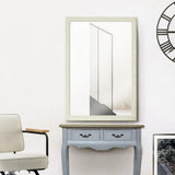 サロンにあるホワイトウッド色ウッド調 壁面ミラーとコンソールとスタイリングチェア