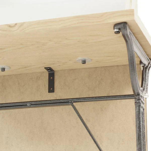 転倒防止のための壁固定金具