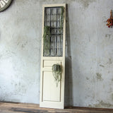 部にあるアンティークホワイト色スリムドアパーテーション