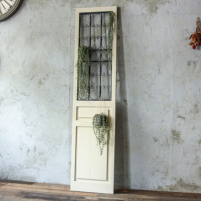 部にあるアンティークホワイト色スリムドアパーテーション