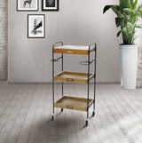 サロンにあるステンレストレイ1枚付き3段ウッドワゴン