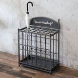 傘が入っているブラック色アンブレラスタンドは部屋にある