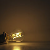 フィラメントLED電球をつけている写真