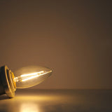 シャンデリアLED電球をつけている写真