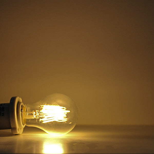 フィラメントLED電球をつけている写真