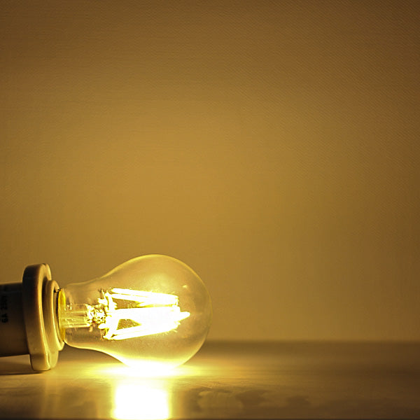 フィラメントLED電球をつけている写真