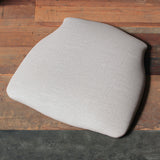 床にあるアッシュグレー色クッション