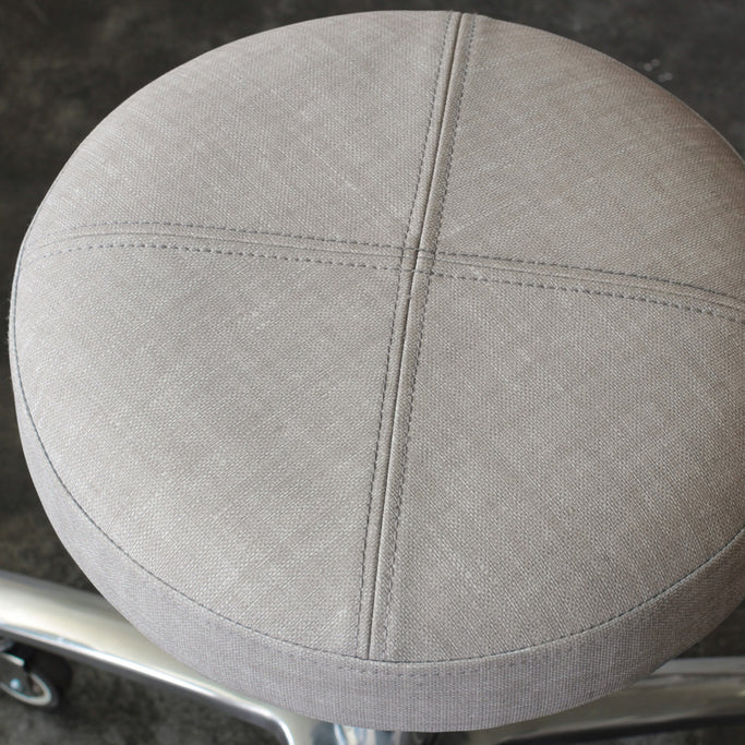 アッシュグレー色鋲なしのスツールの詳細