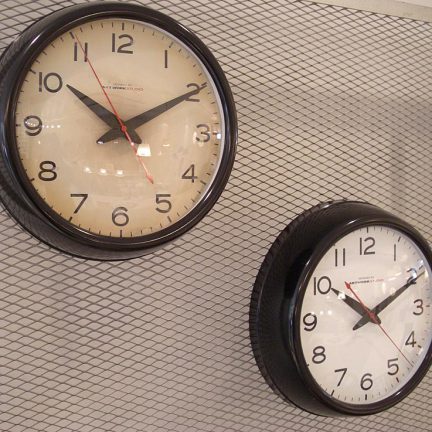 壁にかけているフランクリンクロックの2台