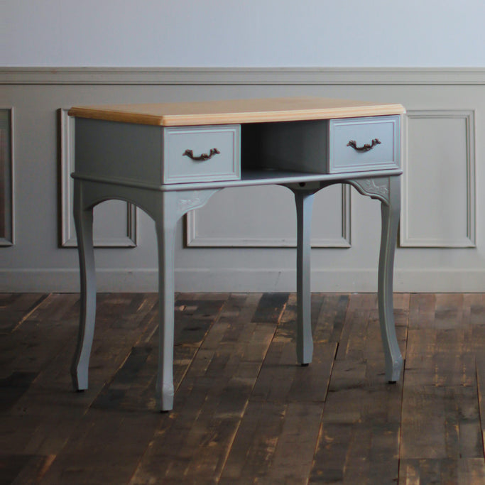 部屋にあるブルーグレー色ネコ脚ネイルテーブル（ガラス板なし）