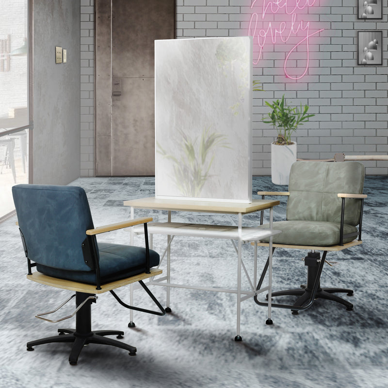 部屋にある両面ベージュ色アイアンドレッサーとスタイリングチェアの2台【ローガン】