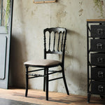 部屋にあるブラック色ナポレオンチェア（アッシュグレー色クッション付き）