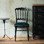 部屋にあるブラック色ナポレオンチェア（グラフィックブルー色クッション付き）