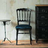 部屋にあるブラック色ナポレオンチェア（グラフィックブルー色クッション付き）