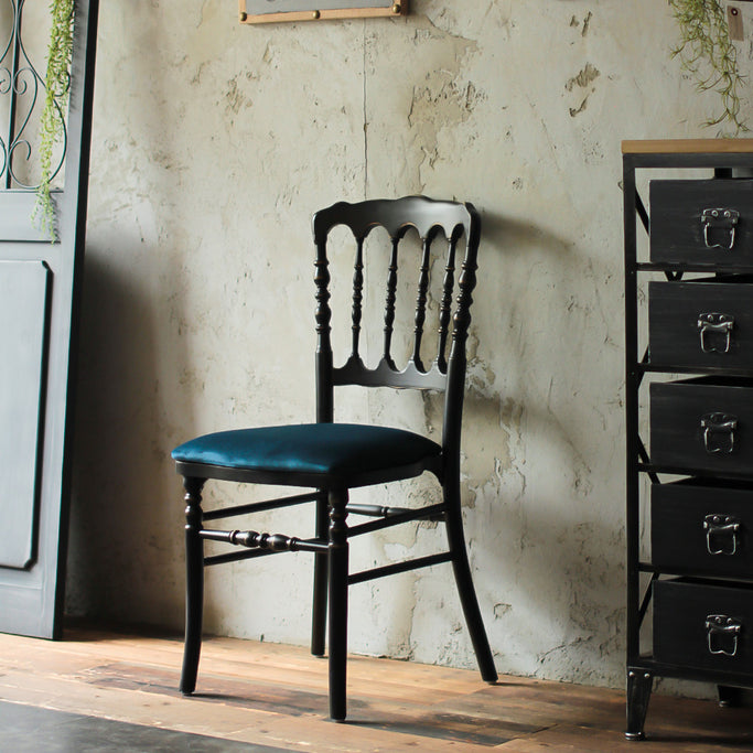 部屋にあるブラック色ナポレオンチェア（グラフィックブルー色クッション付き）