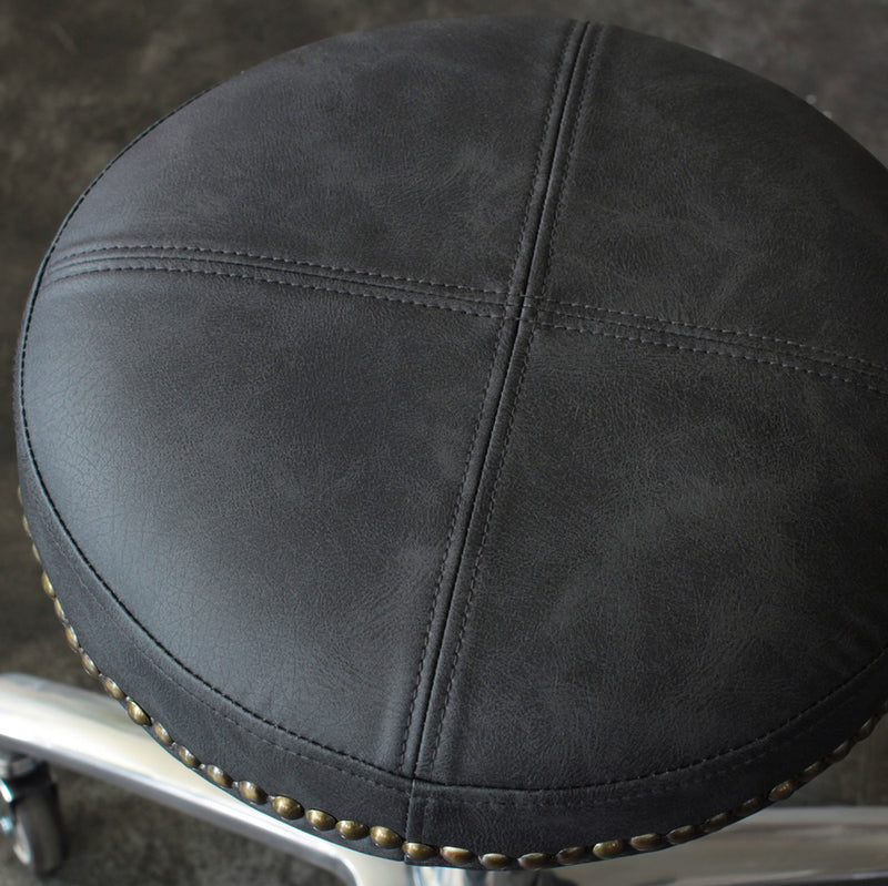 ブラック色鋲ありスツールの詳細