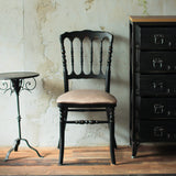 部屋にあるブラック色ナポレオンチェア（モカグレー色クッション付き）