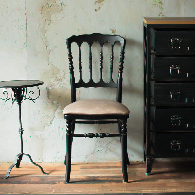 部屋にあるブラック色ナポレオンチェア（モカグレー色クッション付き）