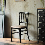 部屋にあるブラック色ナポレオンチェア（モカグレー色クッション付き）