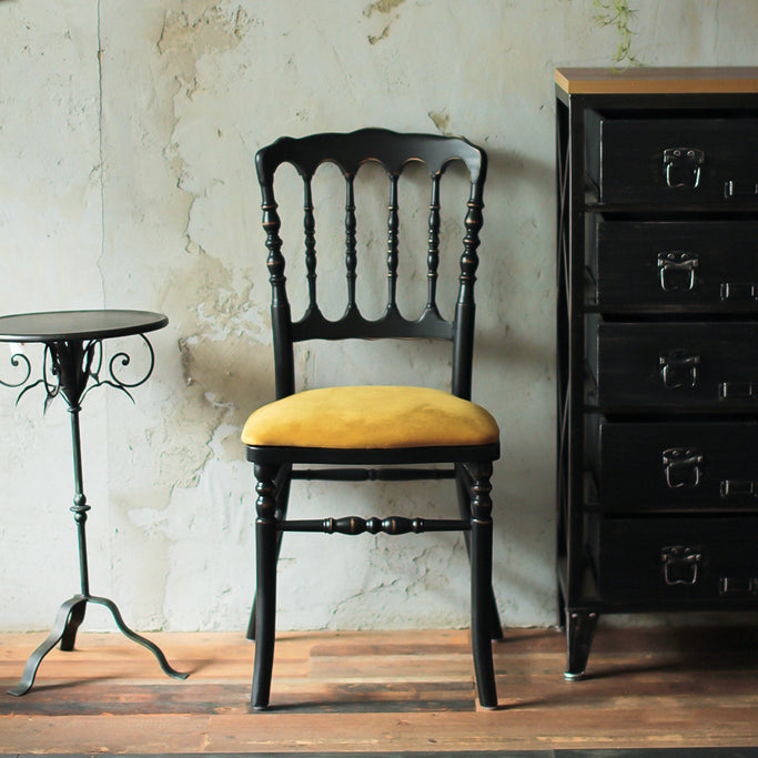 部屋にあるブラック色ナポレオンチェア（モカオリーブ色クッション付き）