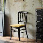 部屋にあるブラック色ナポレオンチェア（モカオリーブ色クッション付き）