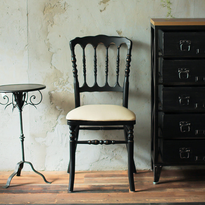 部屋にあるブラック色ナポレオンチェア（ホワイト色クッション付き）