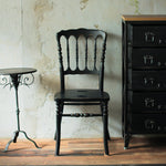 部屋にあるブラック色ナポレオンチェア（木フレーム単品）