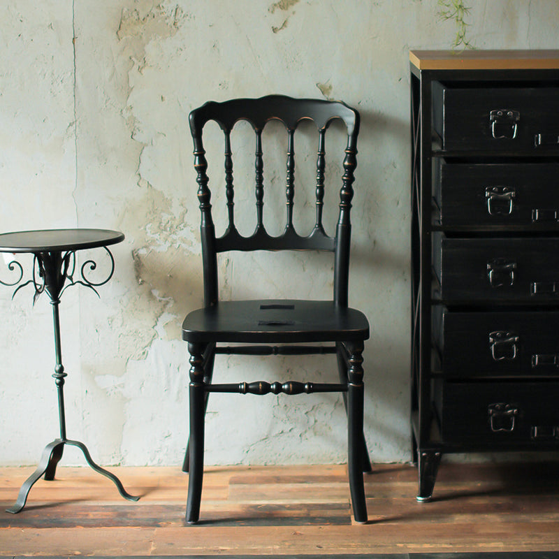 部屋にあるブラック色ナポレオンチェア（木フレーム単品）