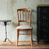 部屋にあるブラウン色ナポレオンチェア（アッシュグレー色クッション付き）