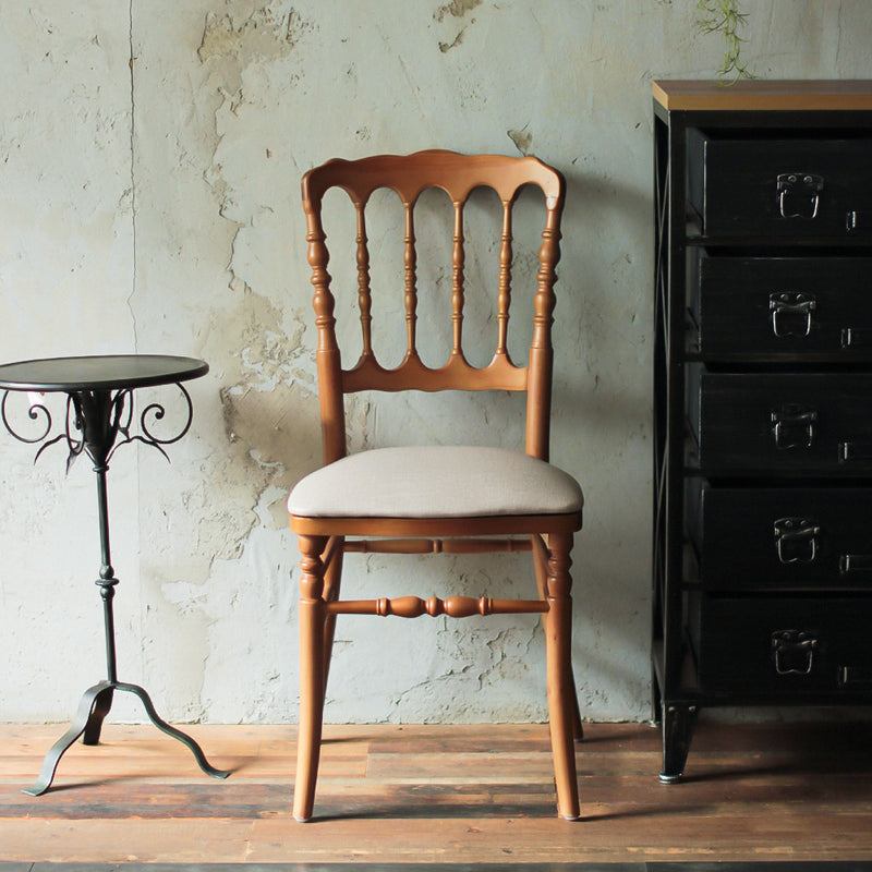 部屋にあるブラウン色ナポレオンチェア（アッシュグレー色クッション付き）