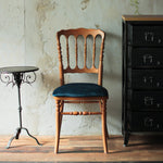 部屋にあるブラウン色ナポレオンチェア（クラシックブルー色クッション付き）