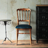 部屋にあるブラウン色ナポレオンチェア（クラシックブルー色クッション付き）