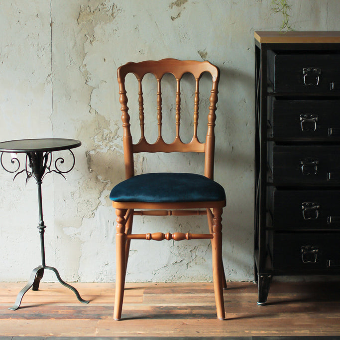 部屋にあるブラウン色ナポレオンチェア（クラシックブルー色クッション付き）