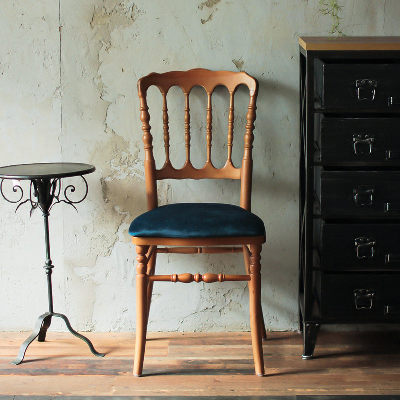 部屋にあるブラウン色ナポレオンチェア（クラシックブルー色クッション付き）