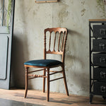 部屋にあるブラウン色ナポレオンチェア（クラシックブルー色クッション付き）