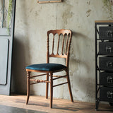 部屋にあるブラウン色ナポレオンチェア（クラシックブルー色クッション付き）