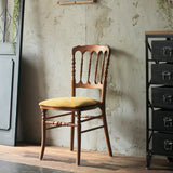 部屋にあるブラウン色ナポレオンチェア（モカオリーブ色クッション付き）