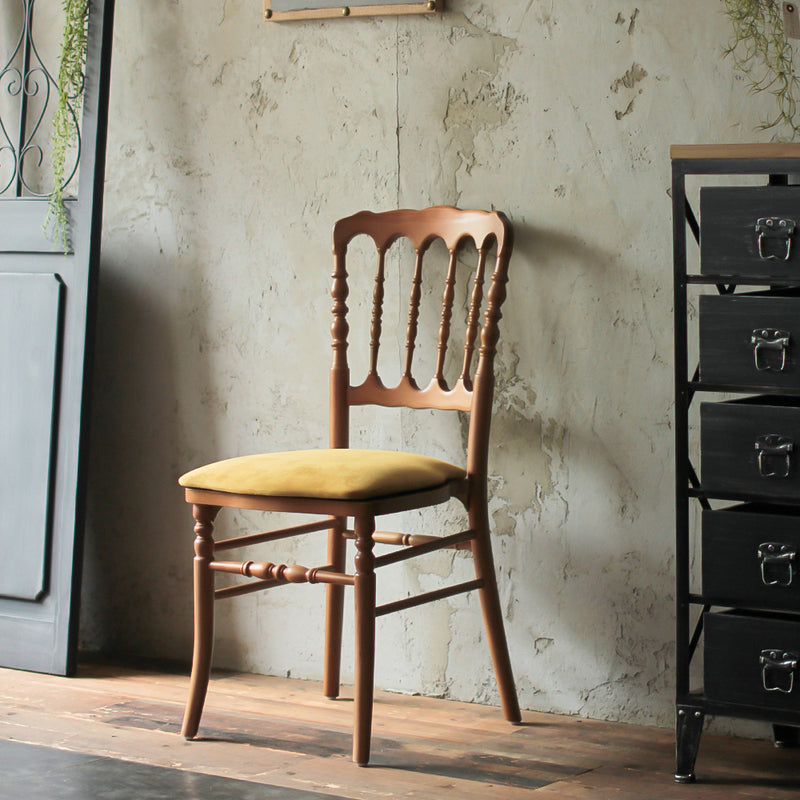 部屋にあるブラウン色ナポレオンチェア（モカオリーブ色クッション付き）