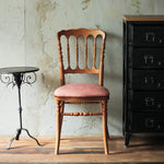 部屋にあるブラウン色ナポレオンチェア（モカローズ色クッション付き）