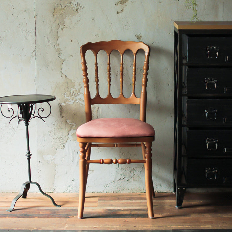 部屋にあるブラウン色ナポレオンチェア（モカローズ色クッション付き）