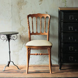 部屋にあるブラウン色ナポレオンチェア（ホワイト色クッション付き）