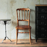 部屋にあるブラウン色ナポレオンチェア（木フレーム単品）