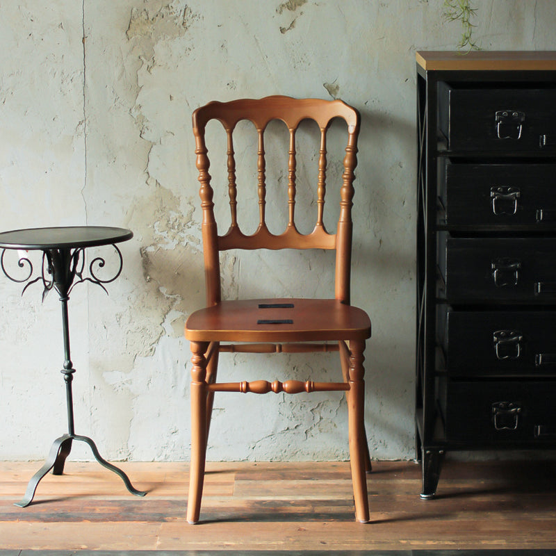 部屋にあるブラウン色ナポレオンチェア（木フレーム単品）